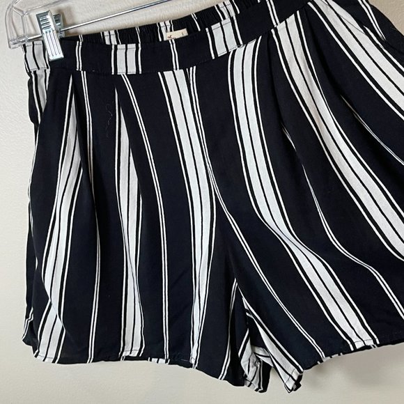 Hollister Black and White Striped Shorts - Picture 4 of 7